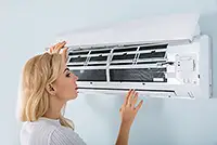 Woman in Boca Raton trying to get her ductless AC to turn on